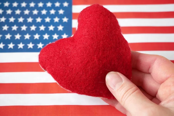 Ulusal Amerikan bayrağı ve kalbi. Şubat 'ta Amerikan Kalbi Ayı, yakın çekim