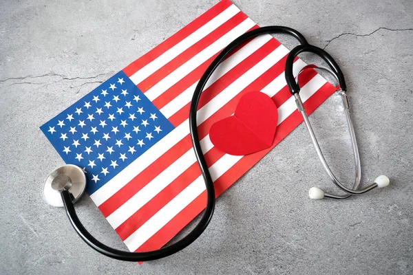 アメリカ国旗とハート 2月のアメリカ心臓病の月には — ストック写真