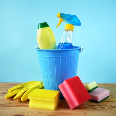 Mutfakta fırça, eldiven ve deterjan dolu plastik kova, temizlik malzemeleriyle dolu sepet, yakın çekim.