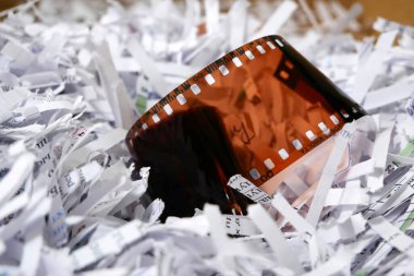 Kağıt öğütücü kağıtları arasında kamera için çok gizli antika film bilgileri ve beyaz eldivenler, hırsız bilgi konsepti, yakın çekim