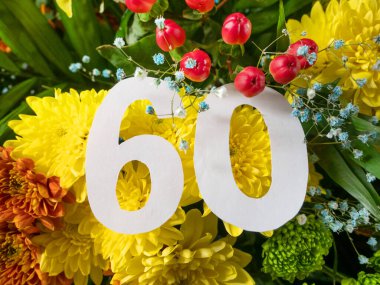 60. yıldönümü beyaz mektuplardan büyük sarı kasımpatı arkaplanı, mutlu yıllar, kartpostal, yakın çekim.