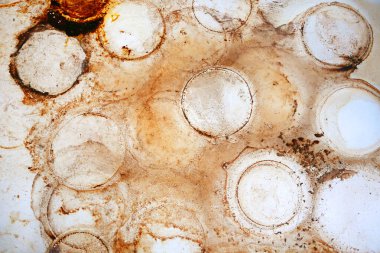 Kahve fincanı lekeleri, kahve fincanı halkaları kirli kahverengi arka plan, üst manzara.