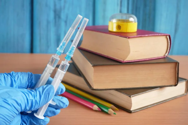 Frascos Jeringas Vacuna Contra Covid Cerca Pila Libros Útiles Escolares — Foto de Stock