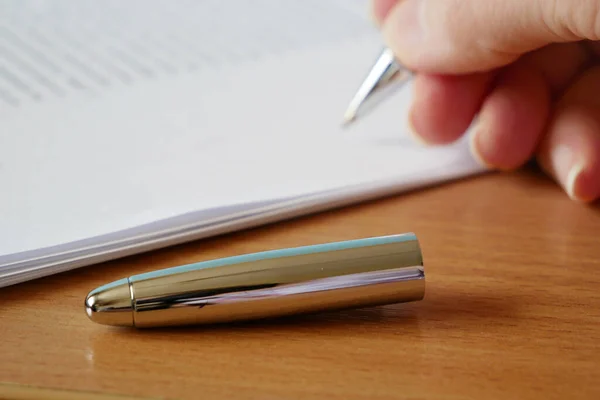 Hand Met Pen Tekent Het Document Close — Stockfoto