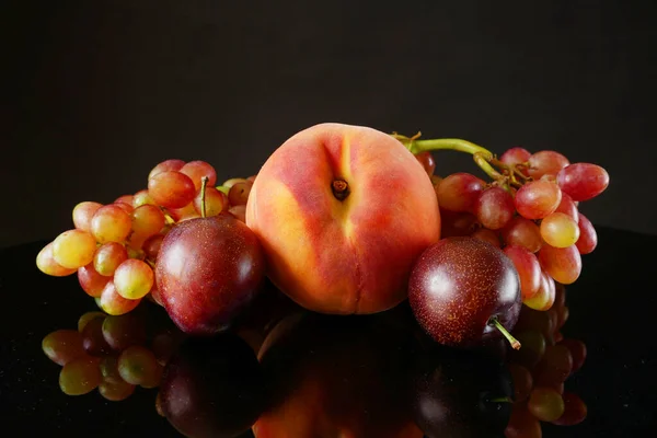 红色多汁成熟梨 桃和葡萄果实 背景黑色 — 图库照片