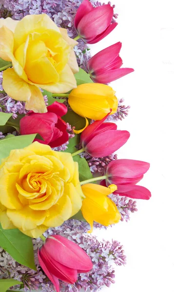 白い背景に孤立した黄色のバラと赤と黄色のチューリップ 花のフレームを持つ美しいライラックの花の束 — ストック写真