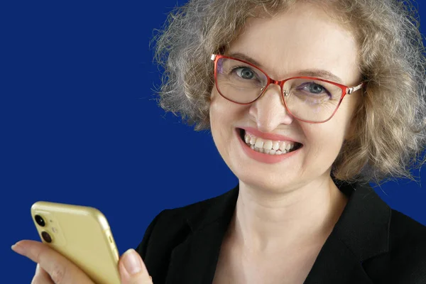 Geschäftsfrau Anzug Mit Gelbem Handy Auf Blauem Chromakey Hintergrund Kleinunternehmerin — Stockfoto