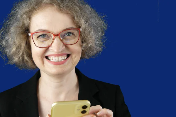 Geschäftsfrau Anzug Mit Gelbem Handy Auf Blauem Chromakey Hintergrund Kleinunternehmerin — Stockfoto