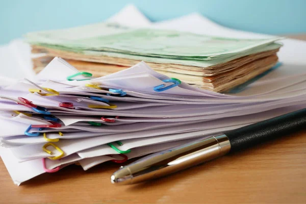 Dinheiro Com Grande Pilha Documentos Com Grampos Aglutinante Mesa Madeira — Fotografia de Stock