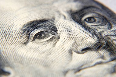 Para yığını 100 dolarlık banknotlar. Yüz dolarlık banknot. Amerikan parası Franklin yüzü, makro.