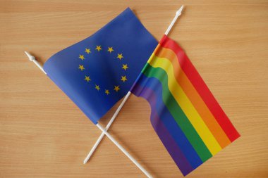 gökkuşağı lgbt bayrağı ve Avrupa Birliği bayrağı. Homoseksüel evlilik. Avrupa ülkelerinde eşcinsel evliliğe izin veriliyor. Yakın çekim.