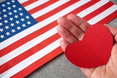 Ulusal Amerikan bayrağı ve kalp steteskopu. Şubat 'ta Amerikan Kalbi Ayı, yakın çekim