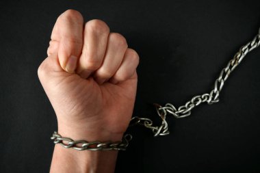 Elleri kelepçeli, elleri kelepçeli, siyah zincire vurulmuş kölelik ve şiddet kavramı, Haziran Özgürlük Zincirlerini kırma sorunu. 