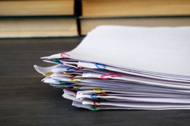 cilt klipsli ve kitaplı doküman yığını ahşap masa, yakın plan