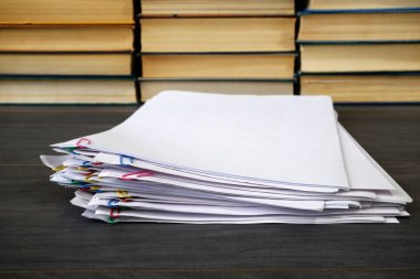 cilt klipsli ve kitaplı doküman yığını ahşap masa, yakın plan