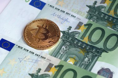 Bitcoin yeni sanal para ve banknotlar. Bitcoin ile Euro 'yu takas et. Para kavramı. Yakın çekim.