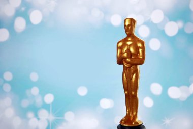 Hollywood Altın Oscar Akademisi ödül heykeli. Başarı ve zafer kavramı, yakın plan.