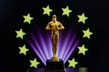 Hollywood Altın Oscar Akademisi tıp maskeli heykeli. Başarı ve zafer kavramı. Koronavirüs zamanında Oscar töreni, yakın çekim.