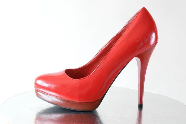 グレーの背景に高いヒールを持つ女性の赤い靴 クローズアップ — ストック写真
