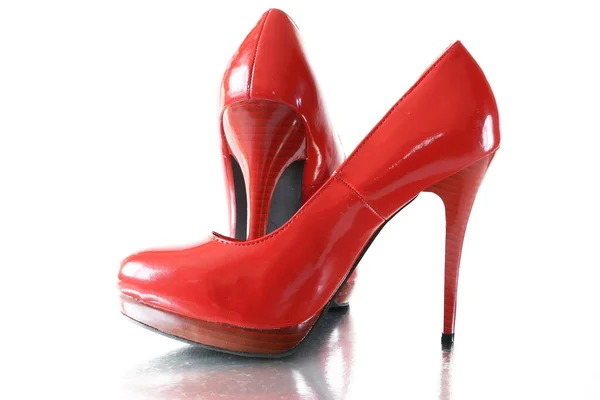 グレーの背景に高いヒールを持つ女性の赤い靴 クローズアップ — ストック写真