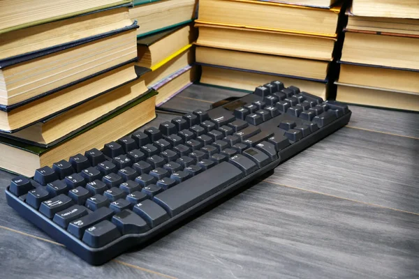 木製の背景にキーボードや本 オーディオブックのコンセプト オンライン図書館アーカイブ — ストック写真