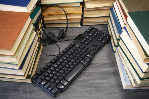Tastatur Bøker Trebakgrunn Lydbokkonsept Bibliotekarkivet Nettet Avslutning – stockfoto
