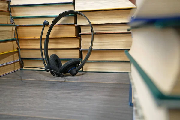 Kulaklıklar Ahşap Arka Plan Kitapları Sesli Kitap Konsepti Çevrimiçi Kütüphane — Stok fotoğraf