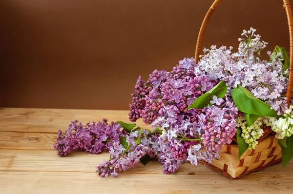 Bellissimo Mazzo Fiori Lilla Nel Cestino Sfondo Legno Primo Piano — Foto Stock