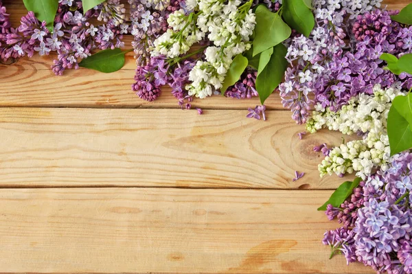 Schöner Fliederfarbener Blumenstrauß Auf Holzgrund Rahmen Nahaufnahme — Stockfoto