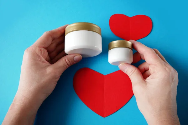 Två Stövlar Grädde Kosmetiska Och Rött Papper Hjärta Symboler Försäljning — Stockfoto