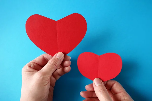 Manos Sosteniendo Dos Corazones Rojos Papel Amor San Valentín Citas — Foto de Stock