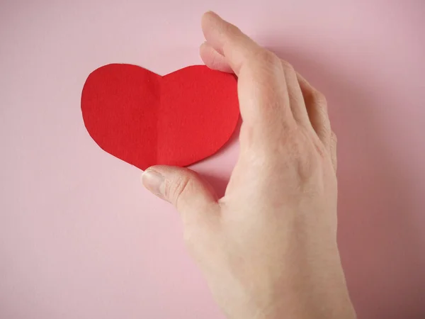 Handen Håller Rött Hjärta Organdonation Familjeförsäkring Världsdagen Världshälsodagen Love Och — Stockfoto