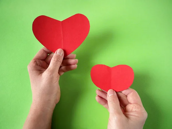 Händer Som Håller Två Pappersröda Hjärtan Love Och Valentines Dejtningskoncept — Stockfoto