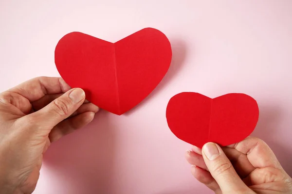 Händer Som Håller Två Pappersröda Hjärtan Love Och Valentines Dejtningskoncept — Stockfoto