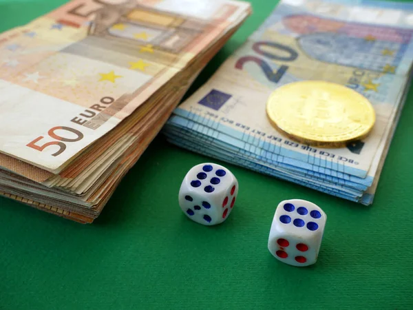 Juego Dados Con Moneda Bitcoin Dinero Euros Efectivo Sobre Fondo — Foto de Stock