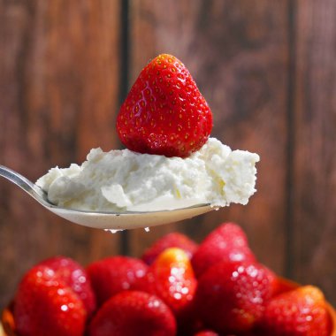 kaşık içinde çilek soslu süzme peynir, sağlıklı kahvaltı, yakın plan.