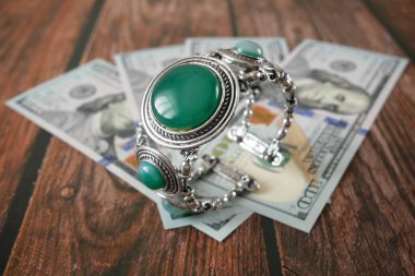 Altın mücevher ve para yığını, rehinci konsepti, yakın plan.