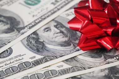 Yığınla Amerikan doları ve yay geçmişi, para hediyesi konsepti, yakın plan.