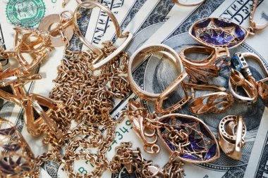 Altın mücevher ve para yığını, rehinci konsepti, yakın plan.