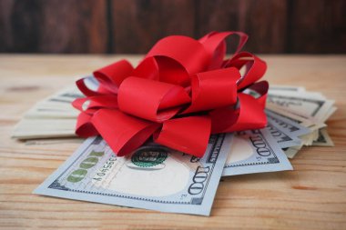 ABD doları yığını ve ahşap arka plan, para hediye konsepti, yakın plan
