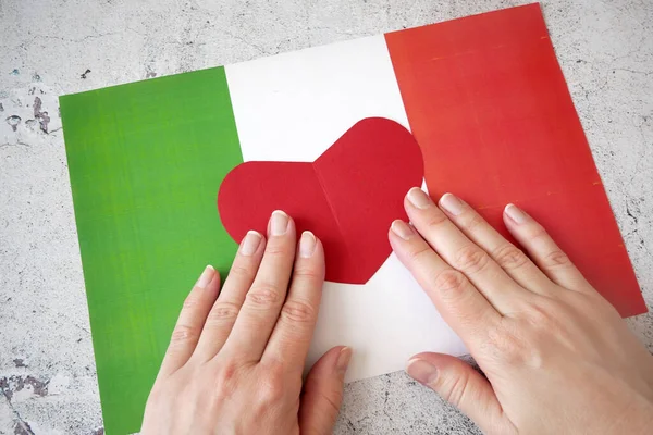 이탈리아를 사랑해 이탈리아 배경에는 심장의 상징이 새겨져 Festa Della Repubblica — 스톡 사진