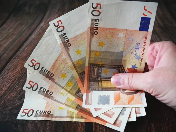 Muitas Notas Antigas 100 Euros Dinheiro Mão Sobre Fundo Madeira — Fotografia de Stock