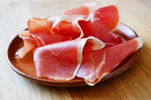 Sneetjes Jamon Houten Achtergrond Close — Stockfoto