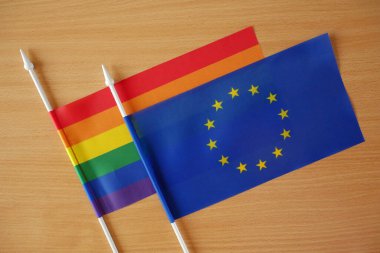 gökkuşağı lgbt bayrağı ve Avrupa Birliği bayrağı. Homoseksüel evlilik. Avrupa ülkelerinde eşcinsel evliliğe izin veriliyor. Yakın çekim.