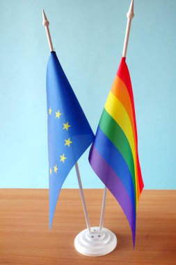 gökkuşağı lgbt bayrağı ve Avrupa Birliği bayrağı. Homoseksüel evlilik. Avrupa ülkelerinde eşcinsel evliliğe izin veriliyor. Yakın çekim.