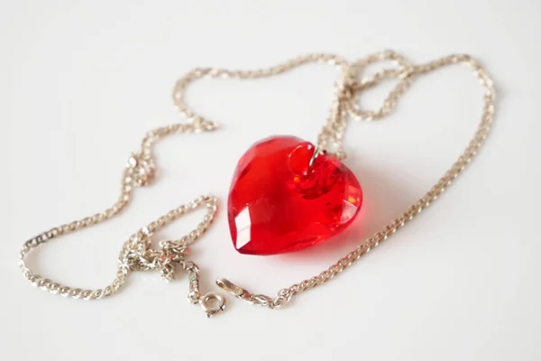 Pingente Vermelho Como Coração Com Corrente Prata Fundo Branco Namorados — Fotografia de Stock