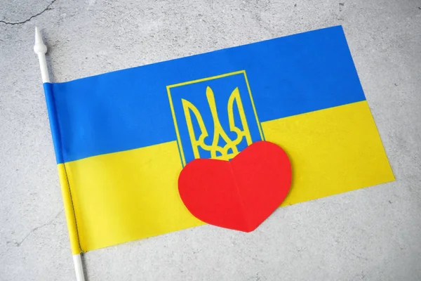 Люблю Україну Червоне Паперове Серце Українському Прапорі Сірому Фоні Прикриття — стокове фото