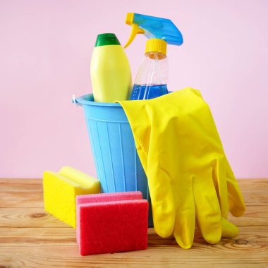 Mutfakta fırça, eldiven ve deterjan dolu plastik kova, temizlik malzemeleriyle dolu sepet, yakın çekim.