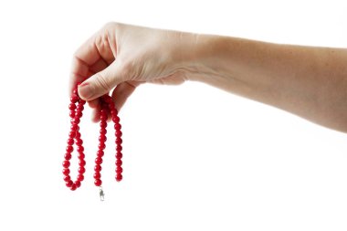 Beyaz arka planda izole edilmiş kırmızı taşlı klasik bilezik tutan kadın tasarımı taklit et, yakın plan.