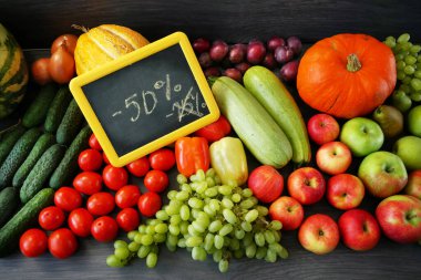 bir çok farklı meyve ve sebze ve isim levhası ve yazıt satışı, yeşil eldiven dükkanı, sağlıklı taze renkli meyve ve sebze teslimatı konsepti, üst görünüm